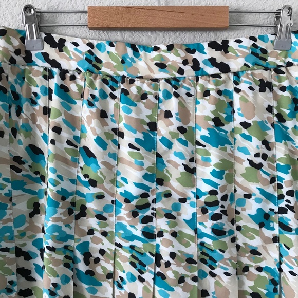 Chico's Zenergy Pleated Abstract Skirt Skort Size 8 Tennis Golf Pickleball UPF - Picture 3 of 8